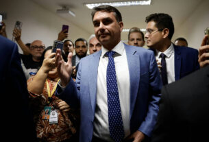 Campanha de Flávio Bolsonaro contesta decisão de Dino sobre publicações religiosas