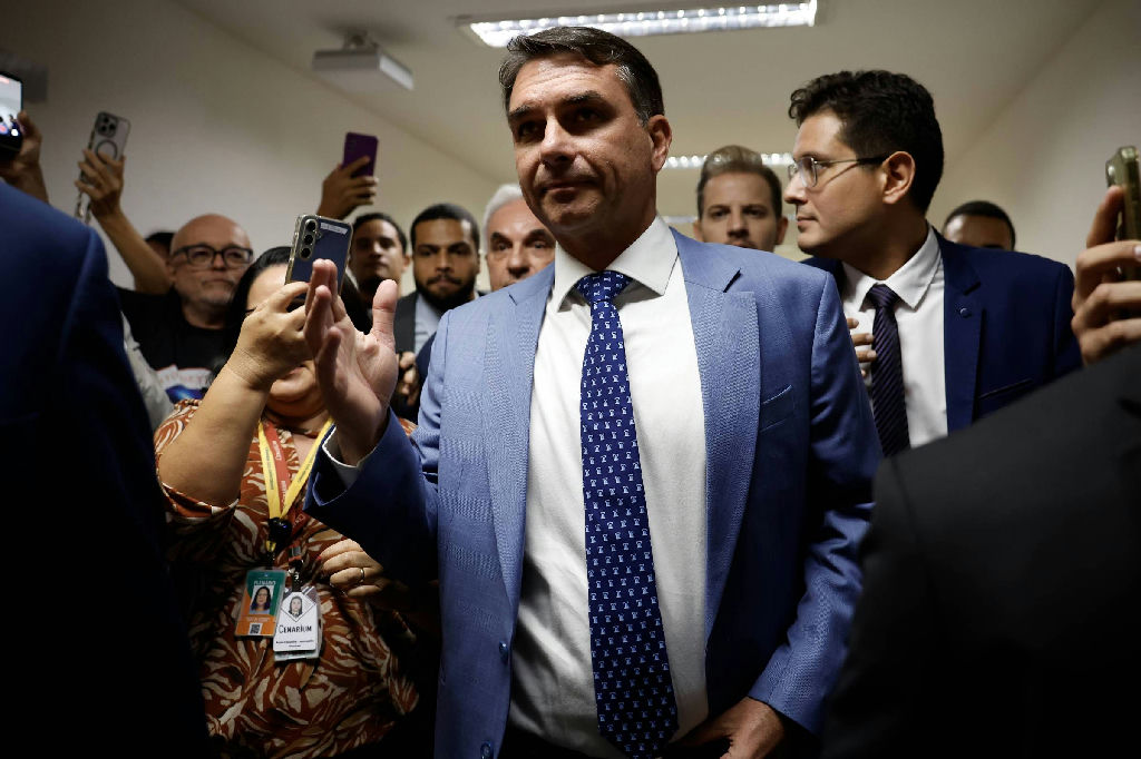 Campanha de Flávio Bolsonaro contesta decisão de Dino sobre publicações religiosas