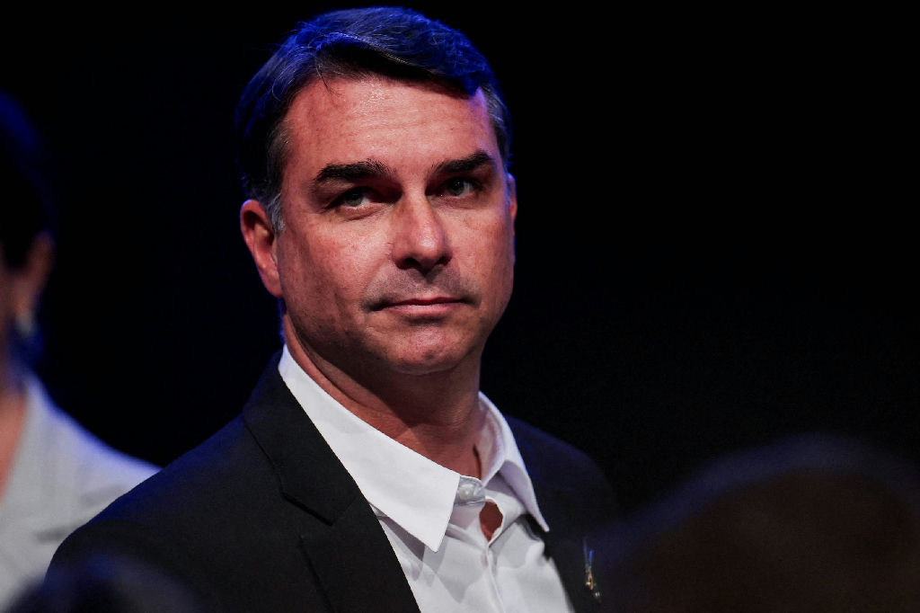 Campanha de Flávio Bolsonaro registra crescimento de 8,7 milhões de seguidores nas redes sociais em um ano