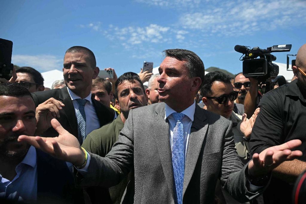 Campanha de Flávio Bolsonaro vê desespero em medida de Lula contra bets