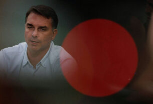 Campanha de Lula intensifica ataques e associa Flávio Bolsonaro a milícias em programa eleitoral