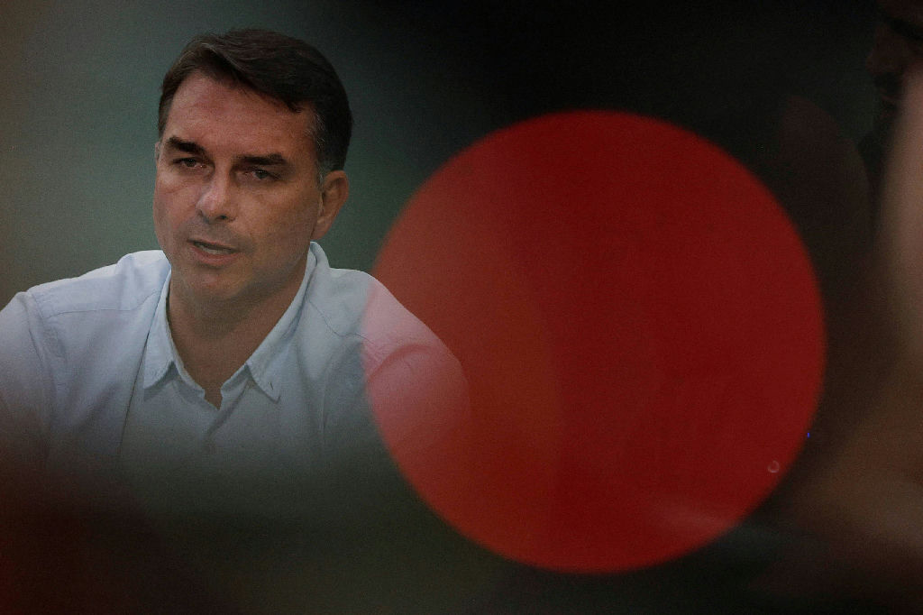 Campanha de Lula intensifica ataques e associa Flávio Bolsonaro a milícias em programa eleitoral