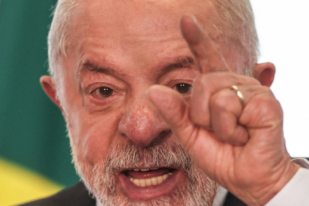 Campanha de Lula mira Flávio Bolsonaro em nova ofensiva na TV