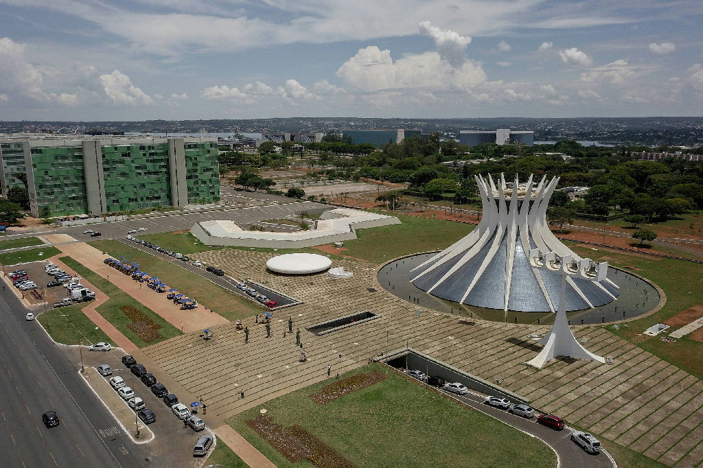 Celina Leão amplia vantagem na disputa pelo GDF e Michelle Bolsonaro lidera para o Senado, aponta Quaest