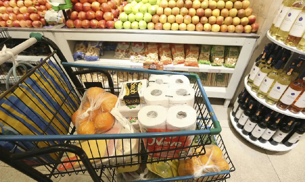 Cesta básica em Porto Alegre recua em agosto, mas maioria dos alimentos registra alta