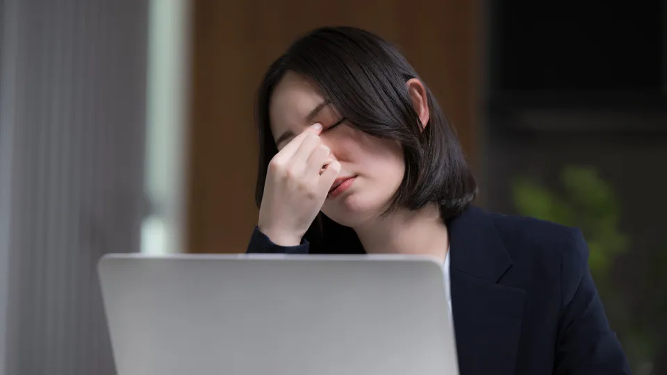 Como aliviar a fadiga ocular causada pelo uso prolongado do computador