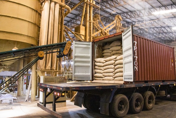 Crescimento expressivo nas exportações de café e petróleo do Brasil em setembro