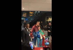 Cristiano Ronaldo atende fãs em hotel na Noruega em meio a polêmicas na seleção