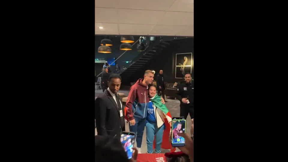 Cristiano Ronaldo atende fãs em hotel na Noruega em meio a polêmicas na seleção