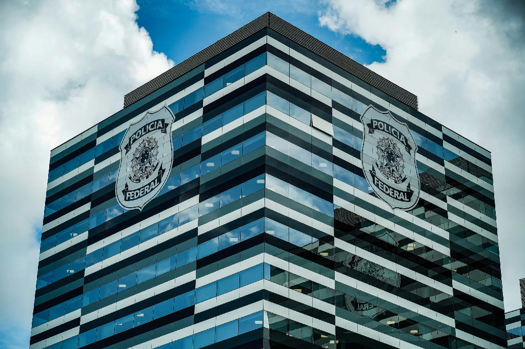 Cúpula da Polícia Federal entrega cargos em protesto contra afastamento de Andrei Rodrigues