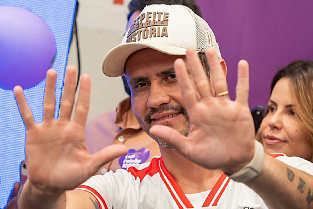 Deputado alvo de investigação por fraude no INSS carrega Cleitinho nos ombros durante evento