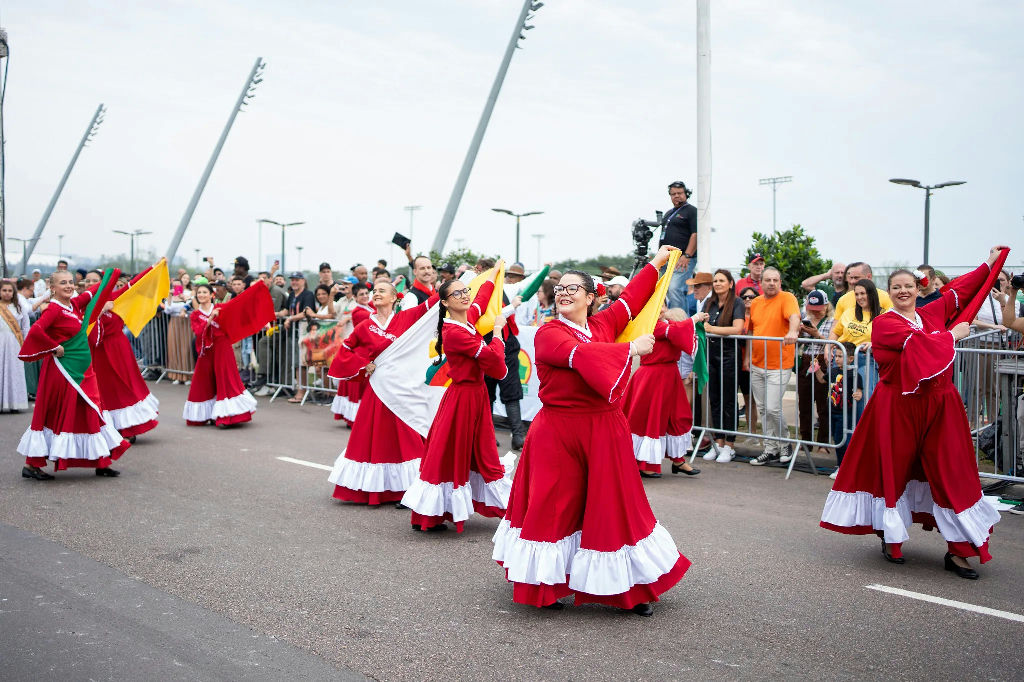 Desfile Farroupilha celebra 400 anos das Missões Jesuíticas Guaranis com encenação especial
