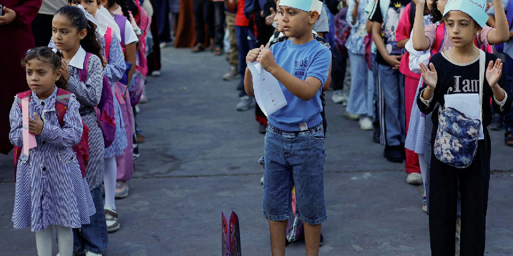 Educação sob escombros: estudantes de Gaza retornam às aulas presenciais em escolas improvisadas