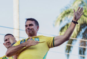 Em Aracaju, Flávio Bolsonaro associa Lula a apostas online e reforça críticas ao governo