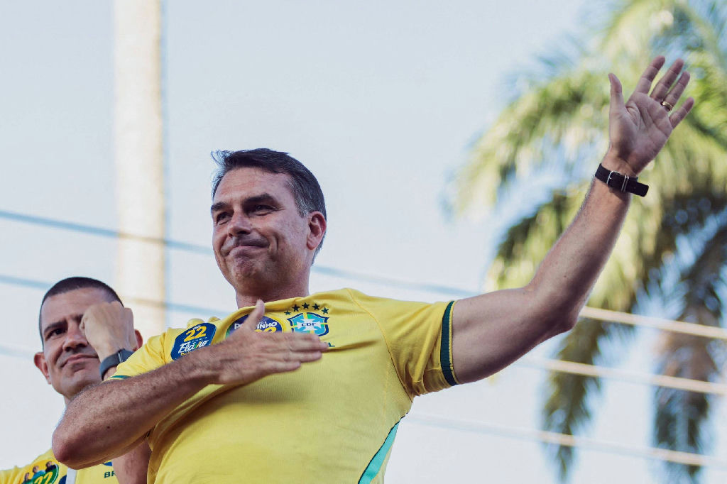 Em Aracaju, Flávio Bolsonaro associa Lula a apostas online e reforça críticas ao governo