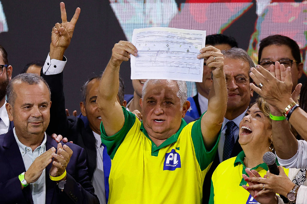 Em busca de votos, Izalci Lucas distribui santinhos no Senado Federal