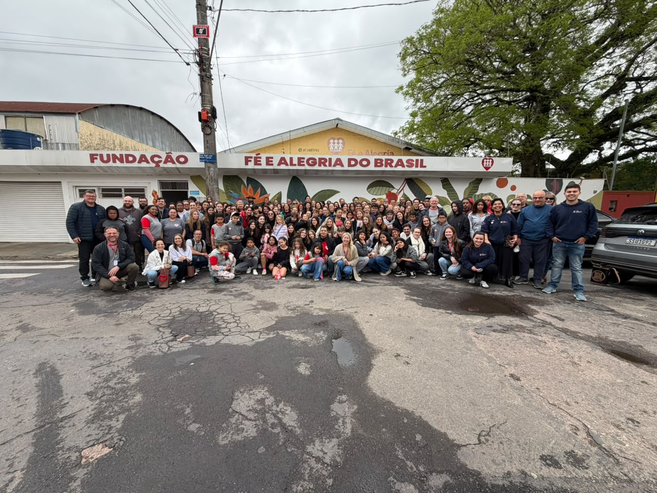 Escola de Porto Alegre mobiliza 570 pessoas em ações de voluntariado em 11 instituições sociais