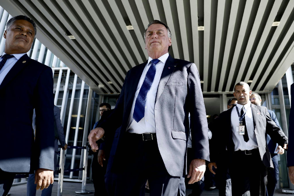 Estudo aponta que ausência de base parlamentar de Bolsonaro impediu ruptura democrática