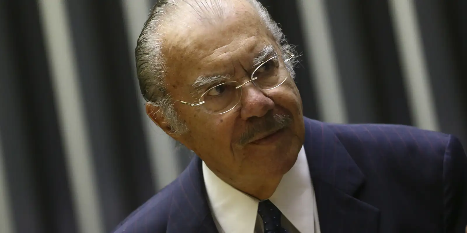 Ex-presidente José Sarney permanece hospitalizado em São Paulo para tratamento de pneumonia