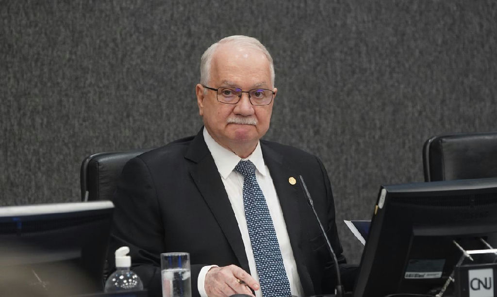 Fachin ordena que Mendonça levante sigilo total sobre documentos do caso Master
