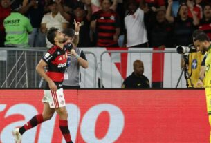 Flamengo vence e fica a um ponto do Palmeiras, líder do Brasileirão