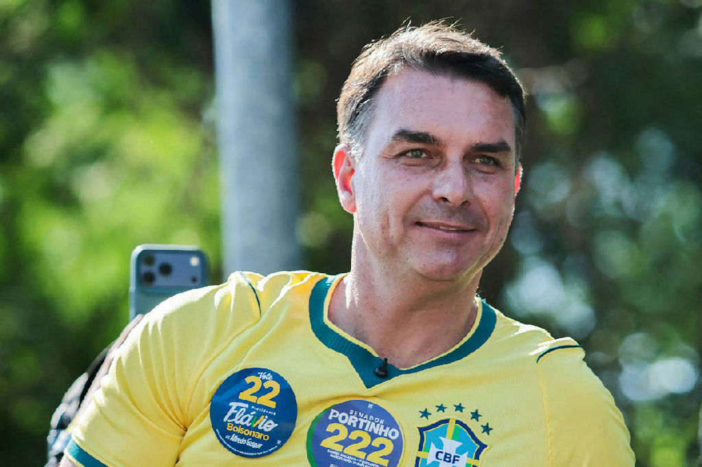 Flávio Bolsonaro aciona Justiça Eleitoral e pede prisão de servidor do Planalto