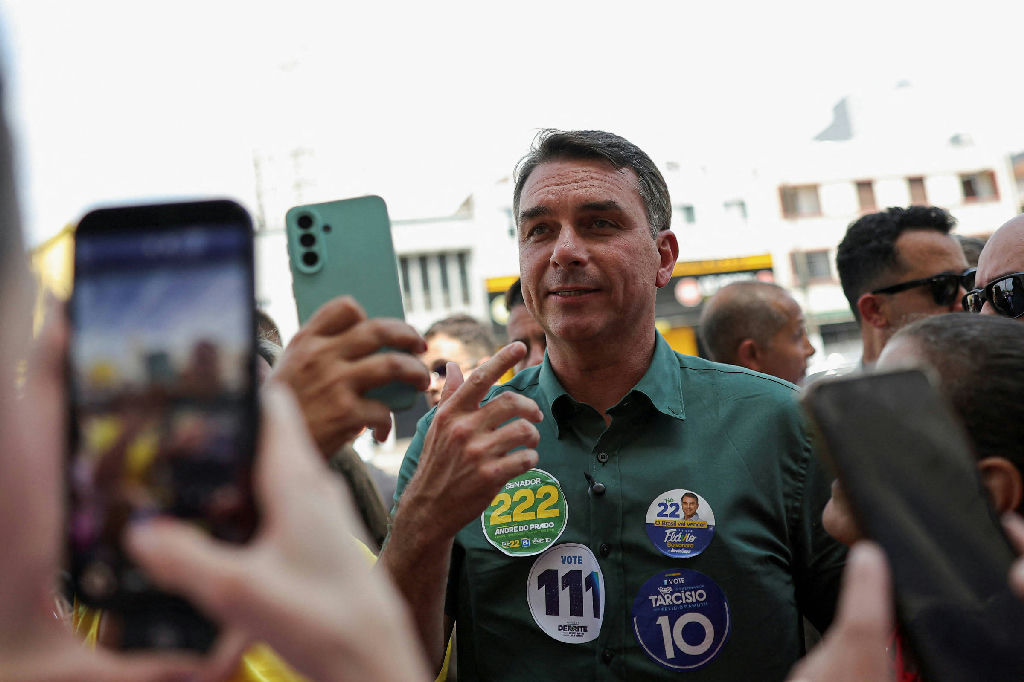Flávio Bolsonaro associa boatos sobre Nossa Senhora Aparecida ao atentado contra o pai em 2018