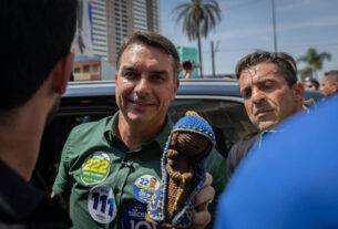 Flávio Bolsonaro busca reaproximação com eleitorado católico após polêmica sobre padroeira