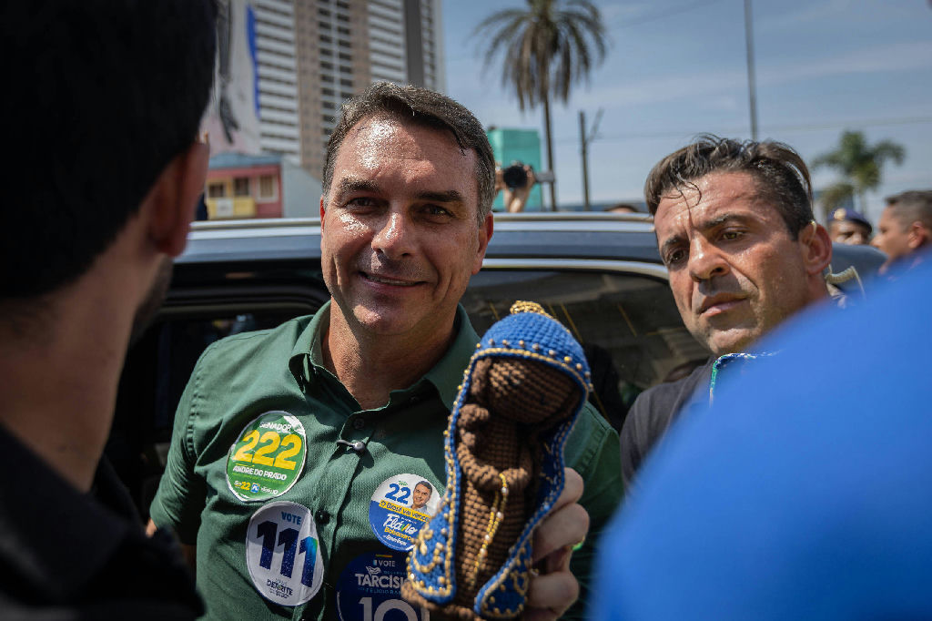 Flávio Bolsonaro busca reaproximação com eleitorado católico após polêmica sobre padroeira