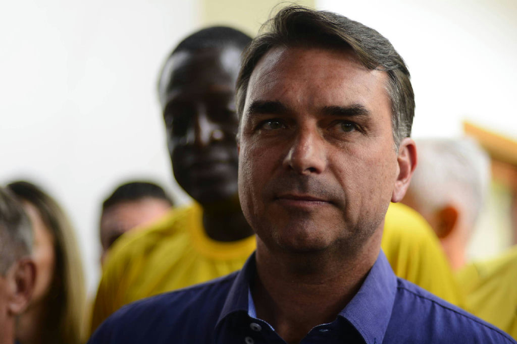 Flávio Bolsonaro classifica operação Dark Horse como tentativa de golpe e mira Flávio Dino