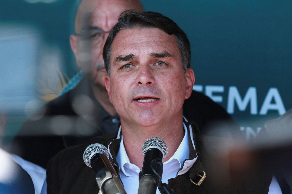 Flávio Bolsonaro critica governo Lula e ministro Moraes em sessão no STF