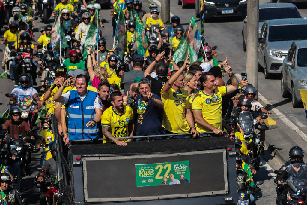 Flávio Bolsonaro critica governo Lula e usa termo 'pai do Tigrinho' em ato de campanha