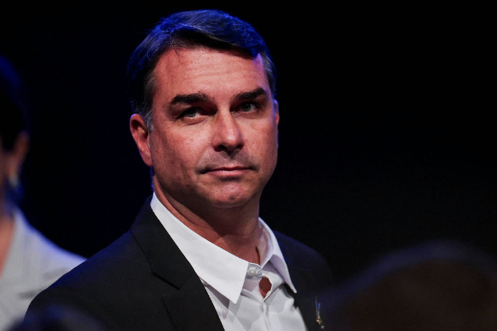 Flávio Bolsonaro e as novas controvérsias sobre o PCC: o impacto nas redes sociais
