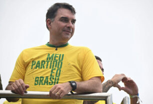 Flávio Bolsonaro é investigado no STF por suposta ligação com o filme Dark Horse