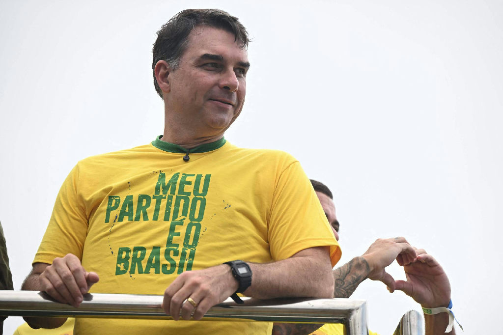 Flávio Bolsonaro é investigado no STF por suposta ligação com o filme Dark Horse