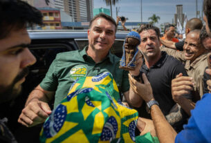 Flávio Bolsonaro exibe imagem de Nossa Senhora em ato de campanha após polêmica com CNBB