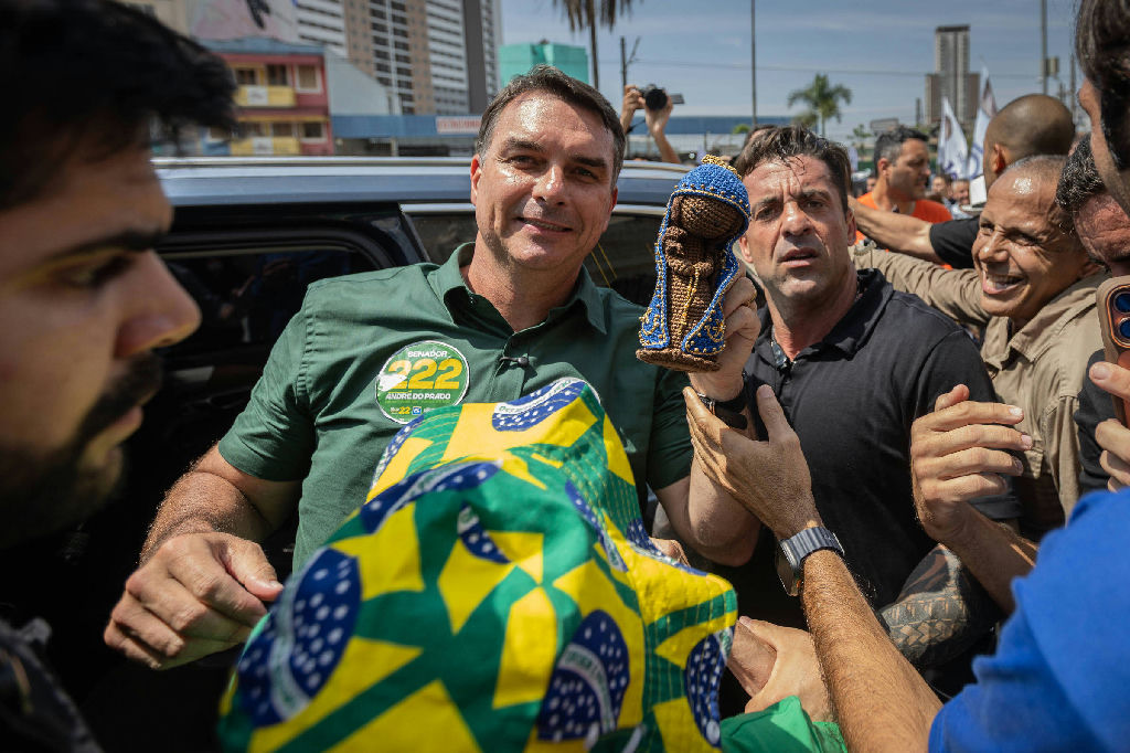 Flávio Bolsonaro exibe imagem de Nossa Senhora em ato de campanha após polêmica com CNBB