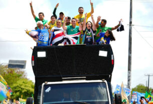 Flávio Bolsonaro intensifica críticas ao STF durante agenda de campanha no Maranhão
