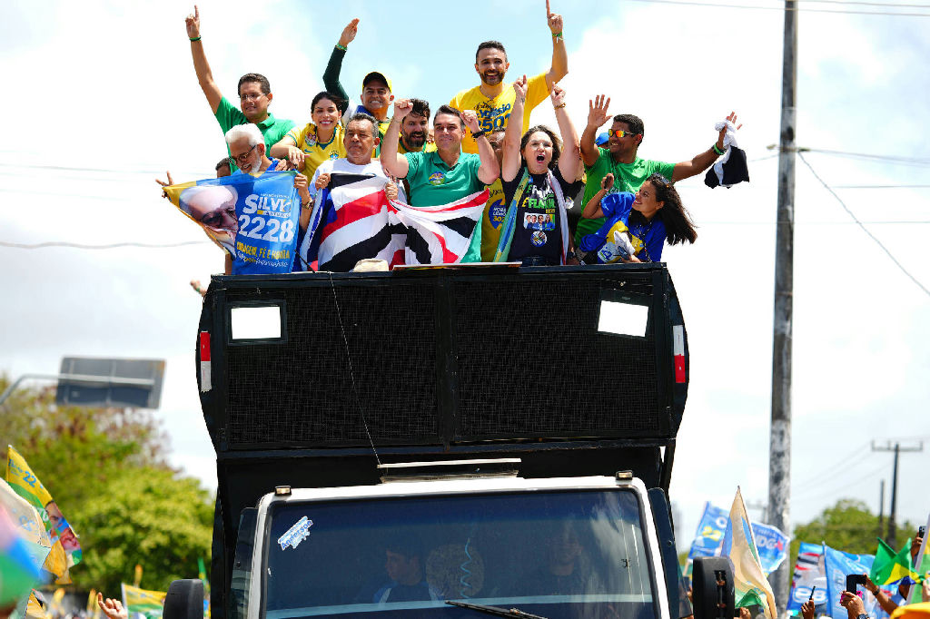 Flávio Bolsonaro intensifica críticas ao STF durante agenda de campanha no Maranhão