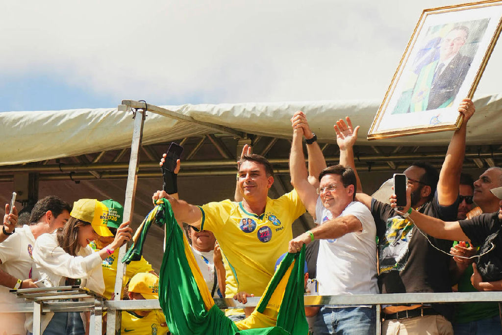 Flávio Bolsonaro planeja recrutar apoiadores para fiscalizar urnas nas eleições