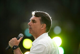 Flávio Bolsonaro pressiona Cármen Lúcia por voto contra Moraes no STF
