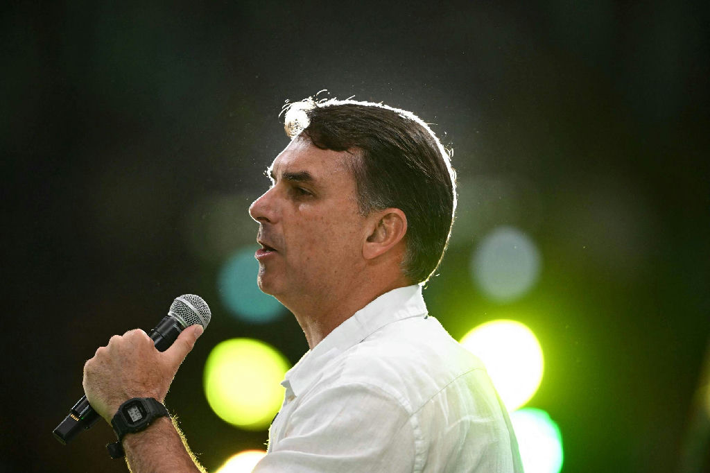 Flávio Bolsonaro pressiona Cármen Lúcia por voto contra Moraes no STF