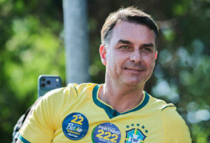 Flávio Bolsonaro solicita suspensão de decisão de Dino sobre Nossa Senhora