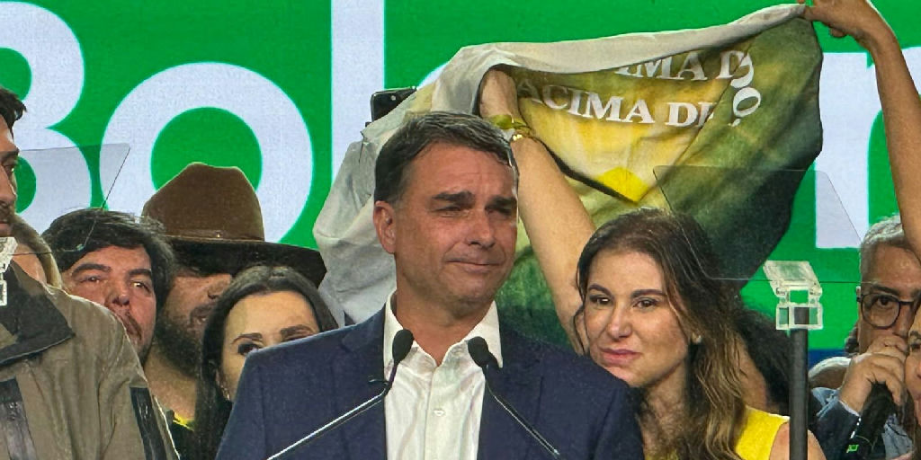 Flávio Bolsonaro utilizou jatinho ligado a ex-banqueiro investigado, revela revista
