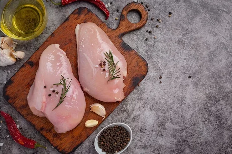 Frango custa mais que carne suína pela primeira vez em 22 anos segundo dados do Cepea