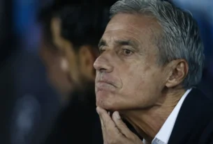 Grêmio encerra contrato com Luís Castro após desempenho insatisfatório