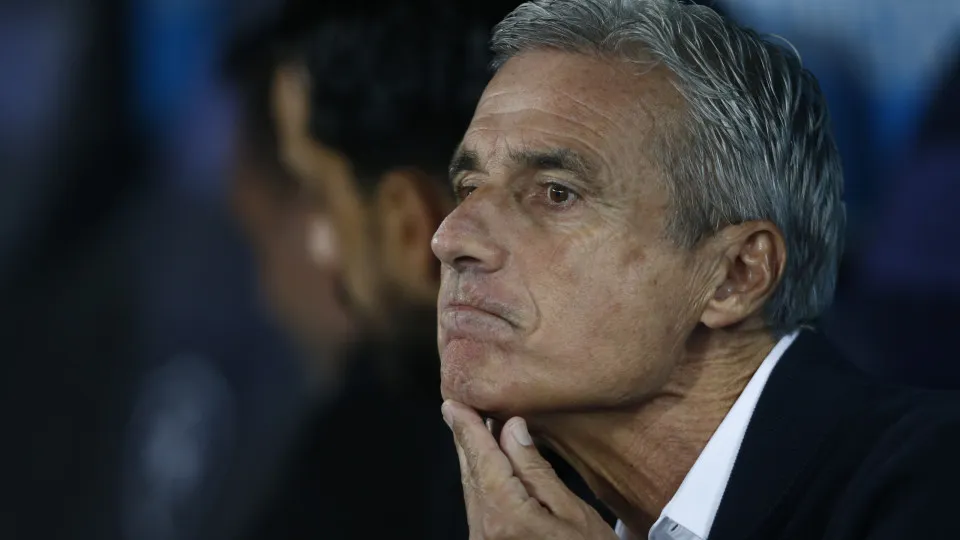 Grêmio encerra contrato com Luís Castro após desempenho insatisfatório