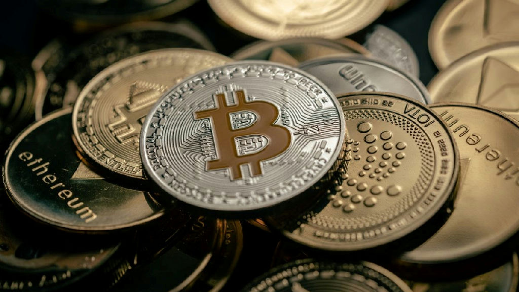 Investidores buscam novas oportunidades enquanto o bitcoin se consolida no mercado