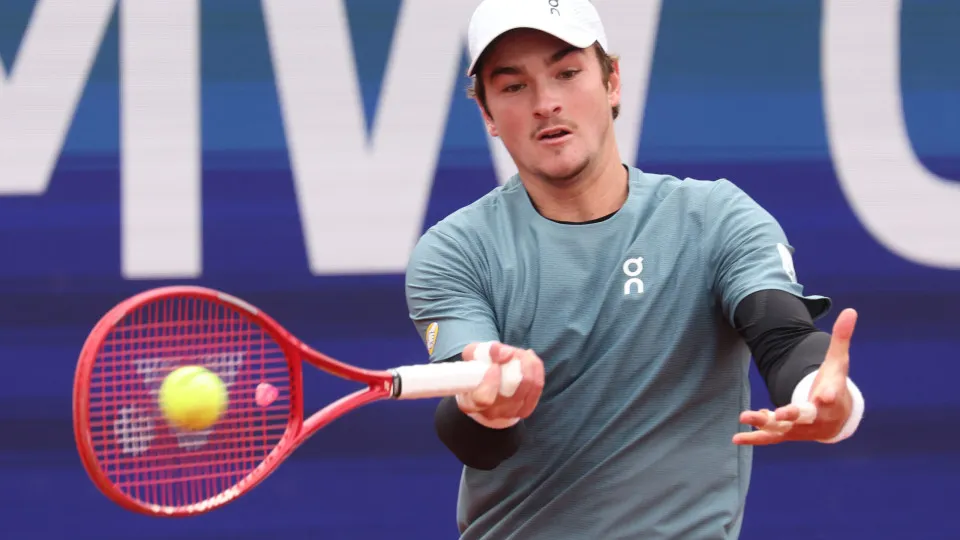 João Fonseca supera lesão e coloca Brasil em vantagem na Copa Davis