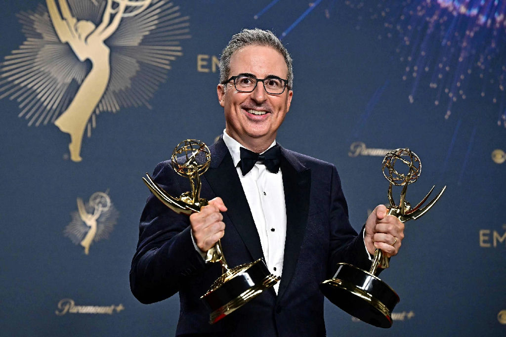 John Oliver analisa eleições brasileiras e alerta para candidatura de Flávio Bolsonaro